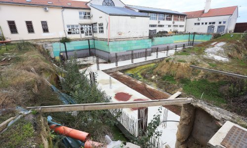 Promijenilo se pet ministara, a školska dvorana je i dalje samo rupa u zemlji