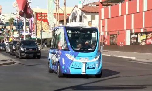 Prvi javni samoupravljivi kombi sudjelovao u nesreći sat vremena nakon lansiranja usluge