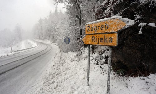 Snijeg i jak vjetar stvaraju velike probleme u prometu
