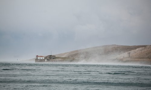 Bura odsjekla otoke, a zbog olujnog vjetra zatvorena A1 kod Svetog Roka