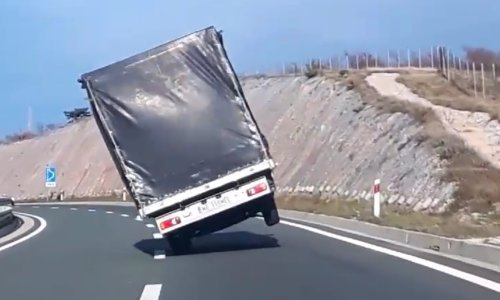 Pogledajte kako se bura igra kamionom kao da je igračka