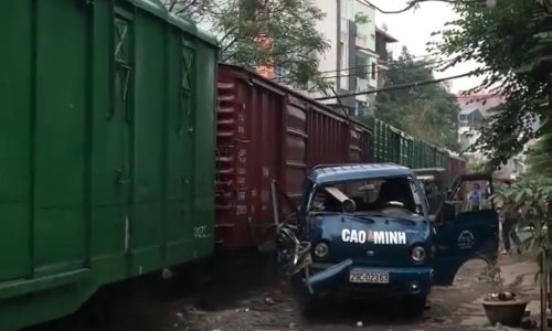 Na haubi mu piše vrlo inteligentan, no nismo baš sigurni u to