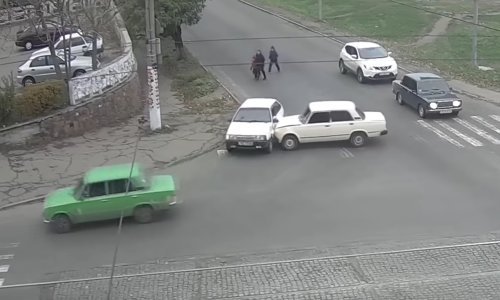 Lada pomagala vući Ladu, pa je zabila u - Ladu!