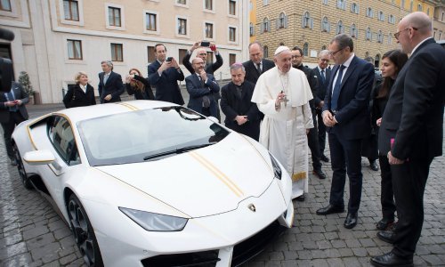 Papa dobio Lamborghini Huracan