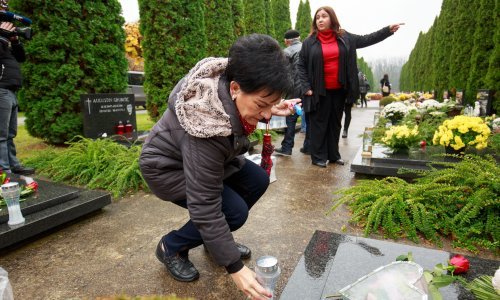 Vukovar: Na grobove branitelja položene ruže i upaljene svijeće