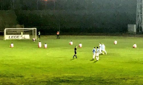 Kakav cirkus u Srbiji! Zbog sudačke odluke igrači sjeli na travu i odbili igrati