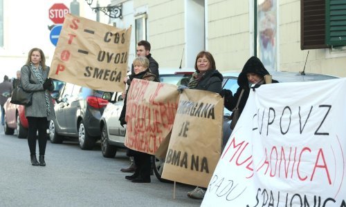 Prosvjed ispred Gradske skupštine zbog uvoza smeća iz Zagrebačke županije