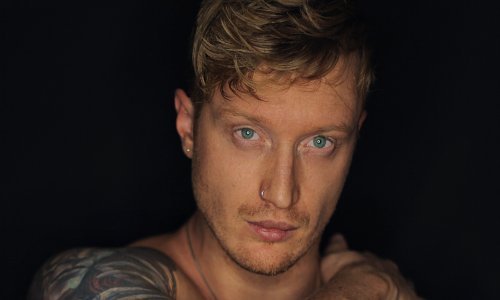 Suprug poznate pjevačice osvaja atraktivnim fotkama i glazbom