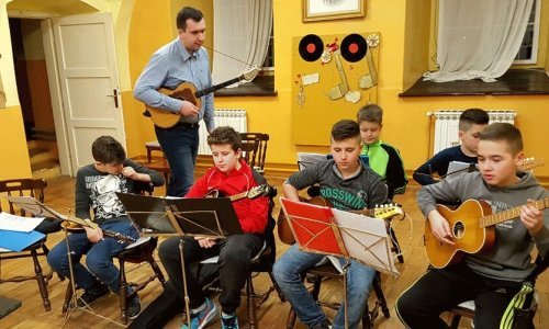 Od sviranja tambure platio si je studij i dobro zarađivao, no toga se ipak manuo