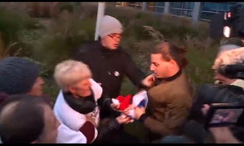 Incident pred Haškim sudom: Provocirao žrtve mašući srpskom zastavom