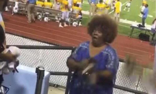 Tko je na bubnjevima? Baka s tamburinom!