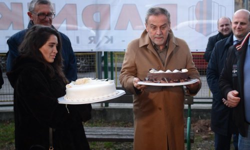 Bandić položio kamen temeljac za školu i dobio tortu za rođendan