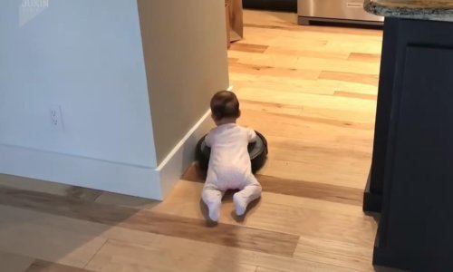 Tata provozao kćerkicu na usisavaču, kakva luda vožnja!