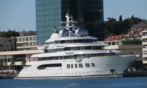 Sto metara duga superjahta izazvala pomutnju u Splitu; doznali smo neke detalje