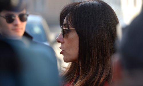 [ANKETA] Ministrica Divjak dala izjavu sa sunčanim naočalama - nekultura ili osobna stvar?