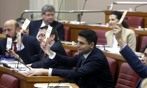 Petrovu Hrvatska poput oronulog starca, a Bunjca živcira uvoz hrane, mahovine i - lišća