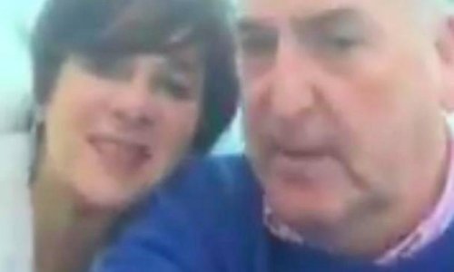 Mama i tata su htjeli napraviti selfie, ali su se malo zaigrali