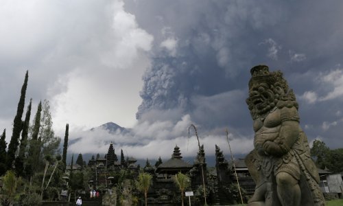 Vulkan na Baliju počeo izbacivati pepeo na visinu od 4000 metara
