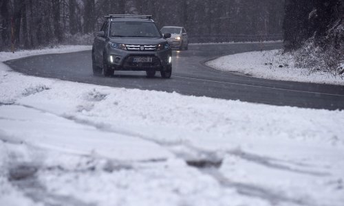 Oprez: Jaki vjetar, skliski kolnici i susnježica stvaraju probleme u prometu