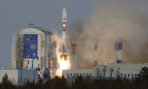 Raketa Sojuz poletjela s tri astronauta