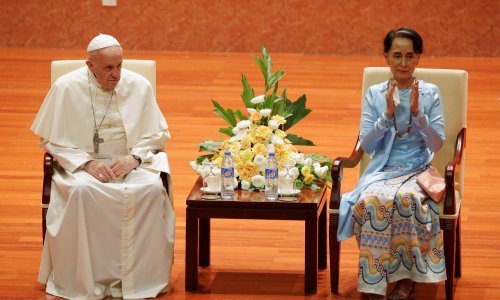 Papa se sastao s Suu Kyi i izbjegao izrijekom spomenuti Rohindže