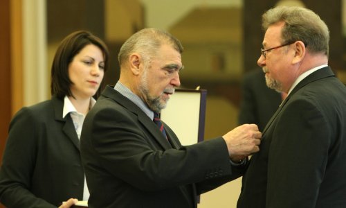 Danas sipaju drvlje i kamenje, a nekoć su se međusobno kitili odlikovanjima