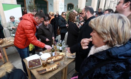 Uz dobru 'spizu' u Splitu upaljena prva adventska svijeća