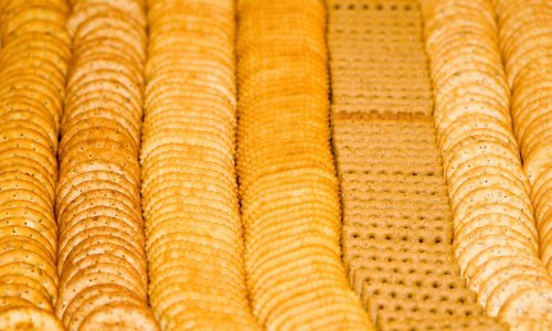 Hrvatska zaustavila pošiljke potencijalno kancerogenih krekera iz BiH i Srbije