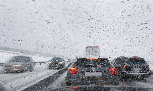 Troje mrtvih u oluji u Nizozemskoj, zračni promet širom Europe paraliziran