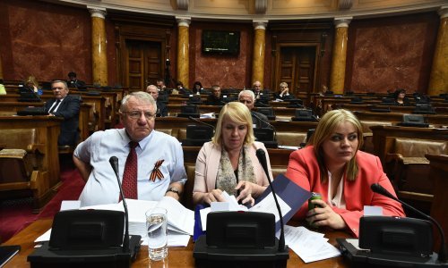 Nije bilo fizičkog sukoba Šešelja i policijskih djelatnika u Skupštini Srbije