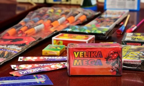 Djetetu petarda eksplodirala u ruci i raznijela mu dlan; moramo ponoviti ovo važno upozorenje