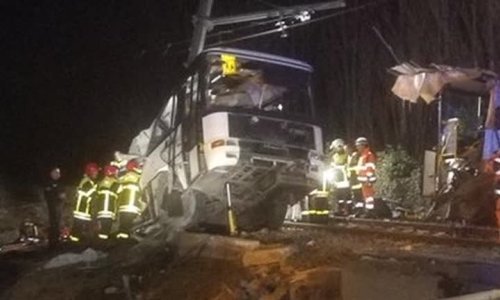 Četvero djece poginulo u sudaru vlaka i školskog autobusa u Francuskoj