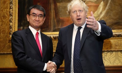 [VIDEO] Pogledajte kako šef britanske diplomacije ispija sok od breskve iz Fukushime