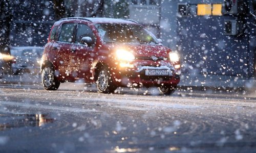Korčula pod snijegom, bura stvara probleme u prometu