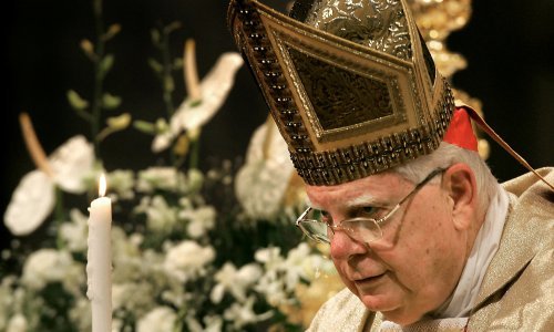 Umro kardinal koji je štitio najpoznatijeg svećenika pedofila