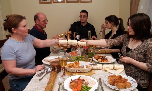 Tradicionalna blagdanska košarica za tročlanu obitelj 2068 kn, a uz veliko odricanje 545 kn