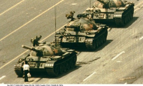 Ni 29 godina kasnije ne zna se koliko je ljudi završilo pod tenkovima