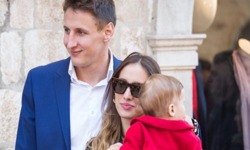 Nakon šokantne vijesti stigao kući: Sandro Sukno u društvu supruge i kćeri šeće Stradunom