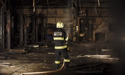 Izgorjelo skladište s 21 automobilom