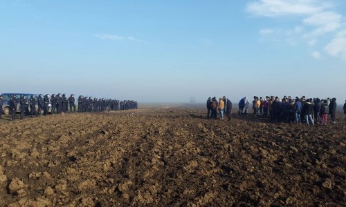 Stotinjak migranata prosvjeduje kod Tovarnika: Mi postojimo, pustite nas preko granice!