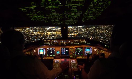 Ovako izgleda noćno spuštanje Boeinga 777 u jednu od najprometnijih zračnih luka