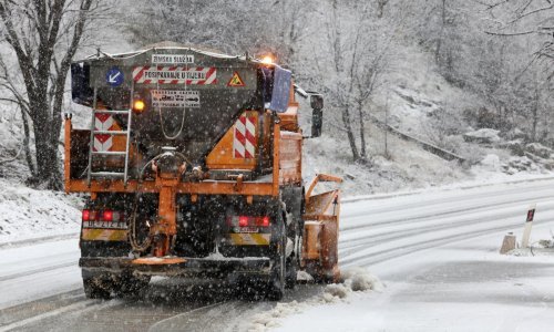 Vozači oprez! Snijeg, poledica i olujni vjetar otežavaju promet diljem zemlje