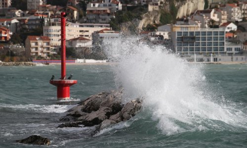 Kakav dan: Lijevala kiša, padao snijeg, a Dalmaciju šibalo jugo