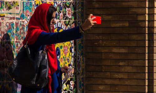 Iranska policija više neće privoditi žene zbog odijevanja nego će ih slati na policijska predavanja