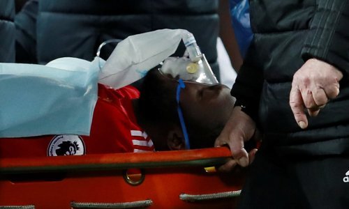 Lukaku ostao nepomično ležati, na nosilima su ga iznijeli s terena