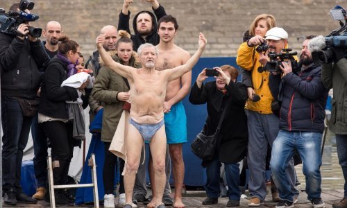 Čovjek tuljan u Osijeku uskočio u hladnu Dravu