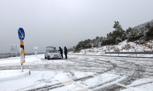 Orkanski vjetar, snježna vijavica i zapusi prekinuli promet prema Jadranu