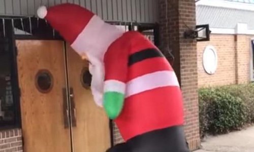 Gumeni Djed Mraz na napuhavanje silno želi u kafić