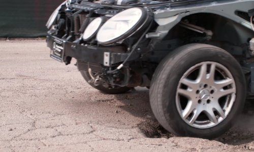 Može li prelazak preko rupe na cesti aktivirati zračni jastuk?