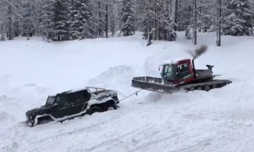 'Nezaustavljivi' Mercedes G63 6x6 zapeo u snijegu. Ratrak ga jedva izvukao